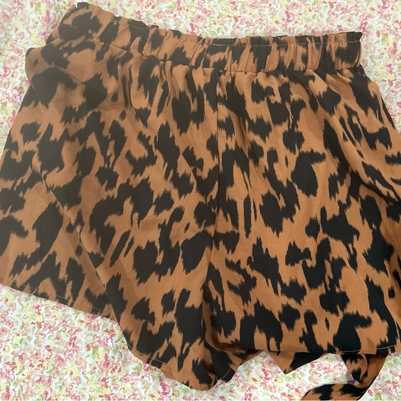 Black top and cheetah short set - Picture 4 of 4